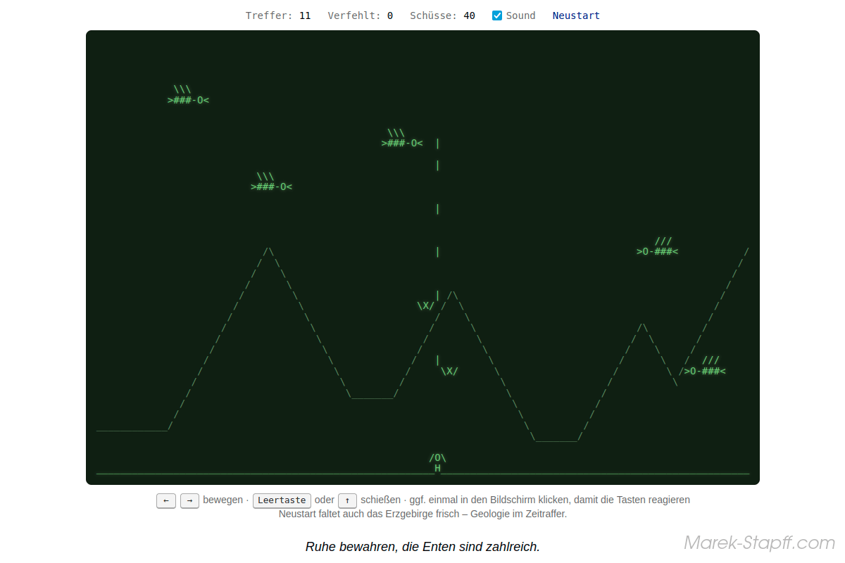 Bildschirmausschnitt aus dem Browserspiel „Entenjagd im Erzgebirge“ – ASCII-Enten fliegen über eine grüne Bergsilhouette des Erzgebirges