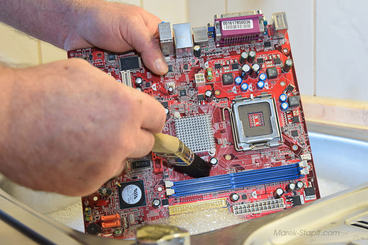 Mainboard wird mit Wasser, Seife und Pinsel gründlich gereinigt