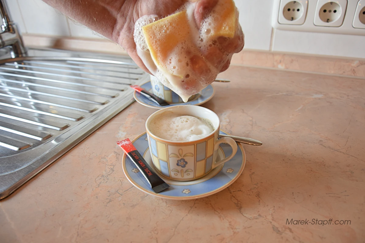 Kaffeetasse mit Spülschaum als Milchschaum-Imitat – humorvolle Konzeptfotografie